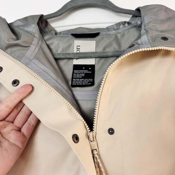 NWT Vuori Women's Tuuli Rain Jacket - Bone - Picture 5 of 13